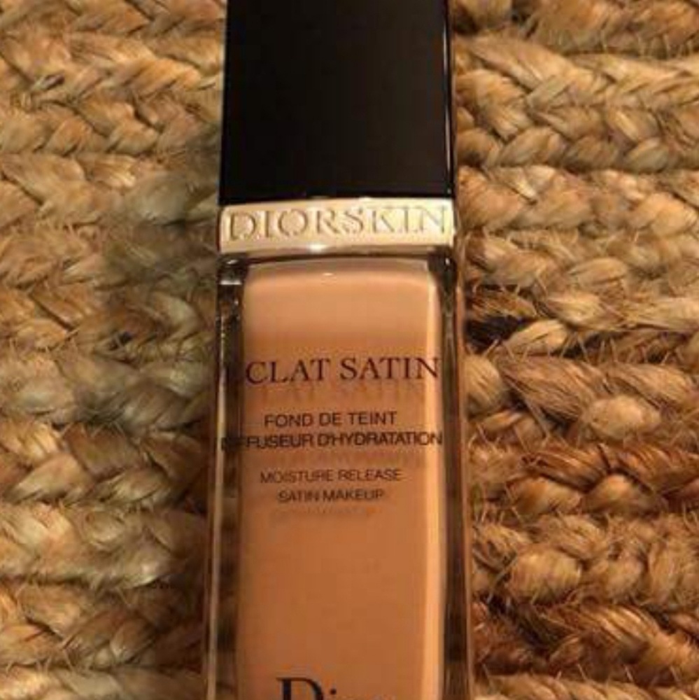 Full bottle of dior foundation .....SOLD....